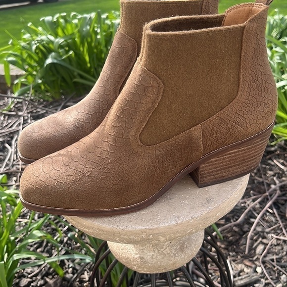 Crown Vintage Giancita Brown suede ankle boots with subtle snake pattern size 9 - Picture 9 of 10